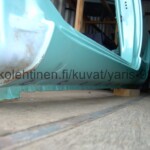Toyota Yaris 1999 - 2005 japanilaisen 3-ovisen vasen kylki kokoneisen helmakotelon kera