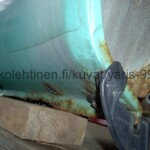 Toyota Yaris 1999 - 2005 japanilaisen 3-ovisen vasen kylki, helmakotelun takaosassa kuprua