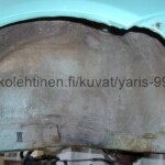 Toyota Yaris 1999 - 2005 japanilaisen 3-ovisen vasen kylki takapyöräkotelon kera