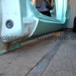 Toyota Yaris 1999 - 2005 japanilaisen 3-ovisen vasen kylki kokonaisen helmakotelon kera
