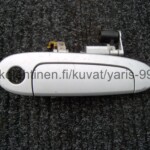 Toyota Yaris 1999 - 2005 hopeinen (199) oikean etuoven kahva japanilaiseen, hieman naarmuja ja jälkiä