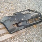 Toyota Yaris 2006 - 2008 tumman harmaa etupuskuri, naarmuja oikeassa päädyssä