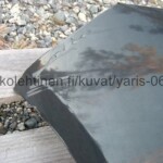Toyota Yaris 2006 - 2008 tumman harmaa etupuskuri, naarmuja oikeassa kulmassa