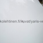 Toyota Yaris Verso valkoinen oikea etuovi, pieni maalivaurio keskellä ovea