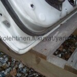 Toyota Yaris Verso valkoinen oikea etuovi, etureunan alakulma