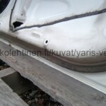 Toyota Yaris Verso valkoinen oikea etuovi, alareuna