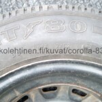 Toyota Corolla AE82, CE80, EE80 alkuperäinen peltivanne vanhalla Goodyear GT80 renkaalla, DOT 082 eli todennäköisesti viikko 8 vuonna 1992