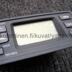 Toyota Yaris radion/ajotietokoneen näyttö, näytön pinnassa "ilmakuplia", 2003-2005 ikäisen