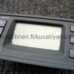 Toyota Yaris radion/ajotietokoneen näyttö, näytön pinnassa "ilmakuplia", 2003-2005 ikäisen