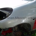 Toyota Yaris Verso vasen etulokasuoja harmaa / hopea (1D2)