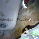 Toyota Yaris Verso vasen etulokasuoja, sisäpuoli taka alanurkasta