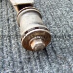 Toyota Corolla AE80, AE82, CE80, EE80 oikea alatukivarsi, takapuslan läpi kulkevan varren pää ja mutteri ottaneet osumaa