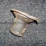 Toyota Corolla AE80, AE82, EE80 etuiskarin suojakumi, pieni murtuma yläreunassa